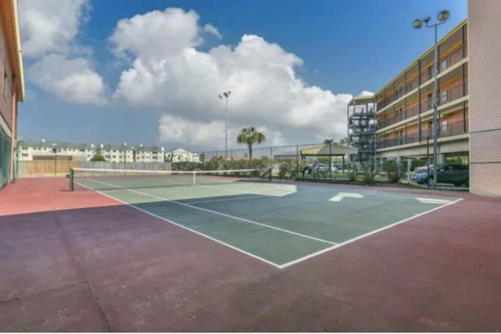 Sea-Renity Heated Pools Steps To The Beach غالفيستون، تكساس المظهر الخارجي الصورة